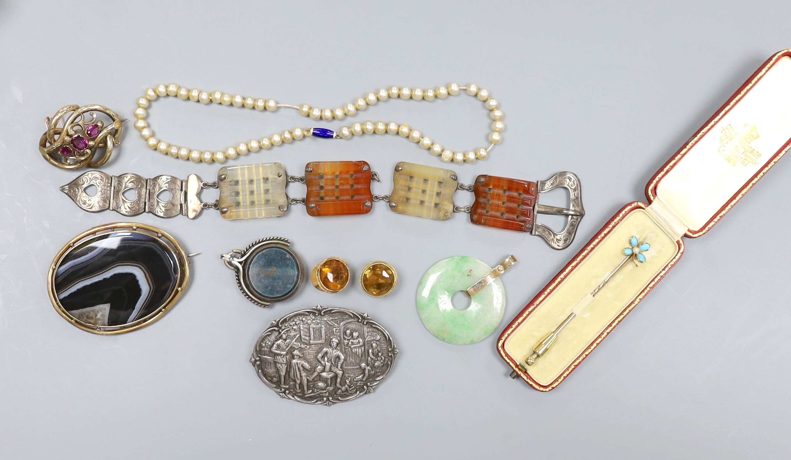 Mixed Victorian and later jewellery including a yellow metal and garnet set scroll brooch, 34mm, yellow metal mounted banded agate brooch, jade pendant, turquoise and seed pearl set yellow metal stick pin, spinning fob s